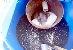 图 4.30　加了机械过滤和生物过滤基质(b)的生物过滤器(a)图示