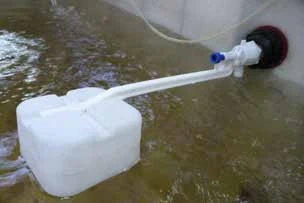 图 9.12　控制水泵的浮球开关(a)和控制总水管的浮球阀(b)
